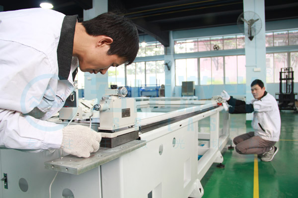 自準(zhǔn)直儀測(cè)機(jī)床導(dǎo)軌 現(xiàn)場(chǎng).jpg